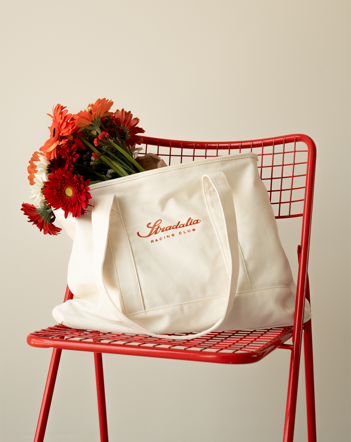 Tote bag in ecru on a red chair